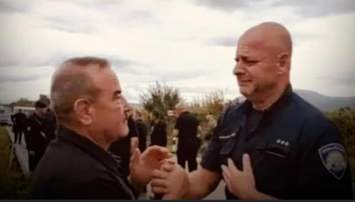 Bulj: I kamen bi proplakao. Policajac koji plače jer po nalogu anemičnog veleizdajnika mora uhititi HOS-ovce i zabraniti im ulazak u hrvatski kraljevski grad Knin kojeg su oslobađali je…