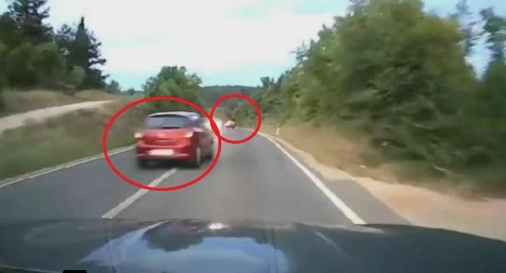 Bijesna vožnja kraj Sinja: ‘Vozačica crvene Seat Ibize je moja uskoro bivša supruga. Pokušala me oboriti s motocikla!‘