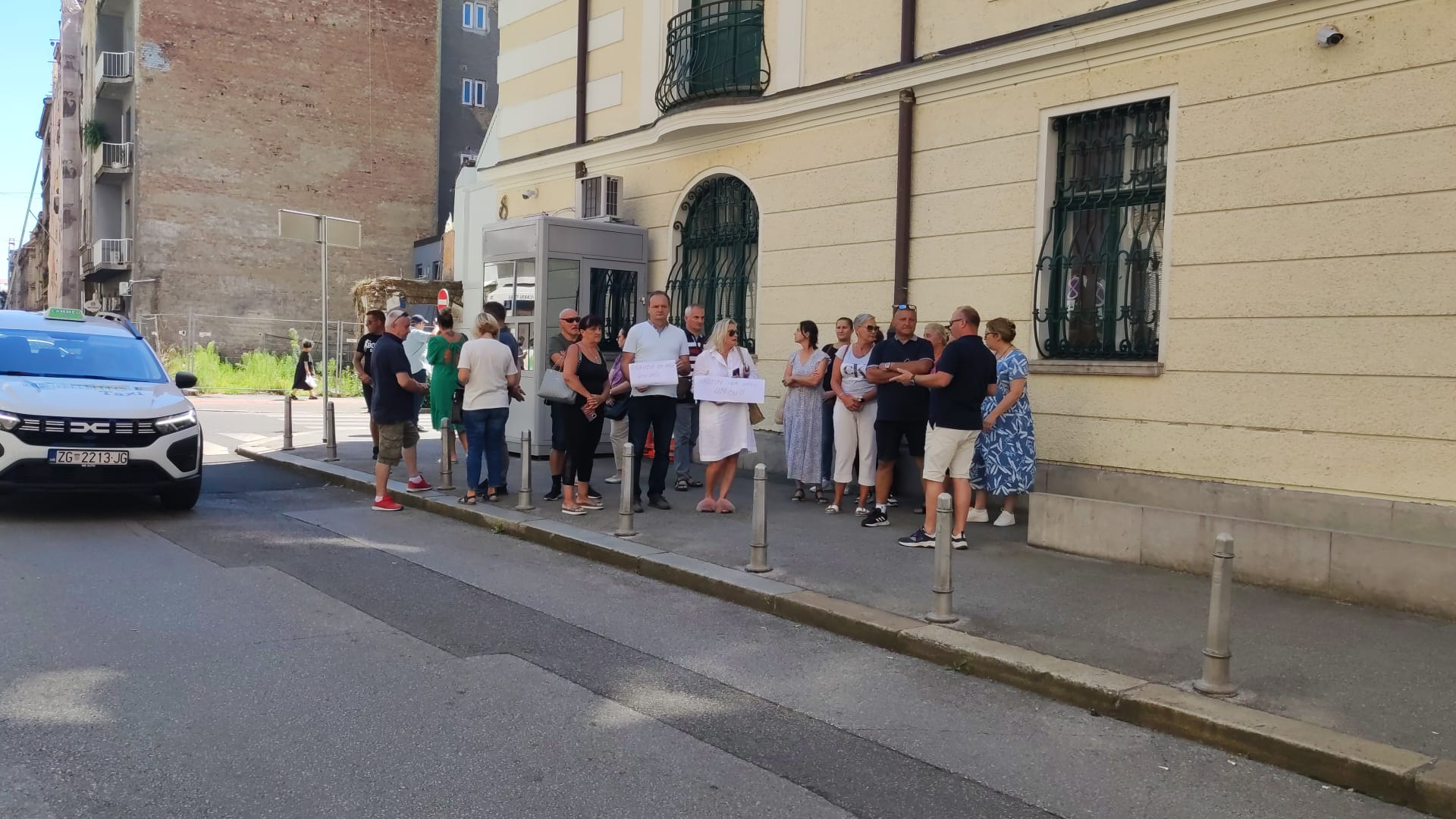 Prosvjed: Roditelji uhićenih Boysa okupili se pred Ministarstvom vanjskih poslova