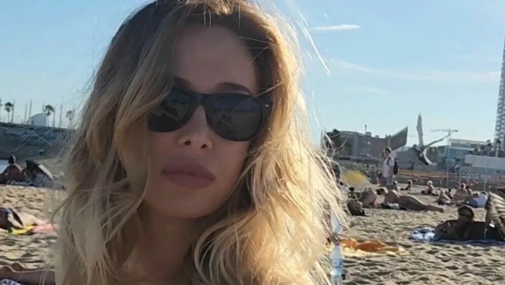 Lidija Bačić u zlatnom bikiniju javila se s plaže u Barceloni, i dalje provocira fotkama tipičnim za ljetne temperature!