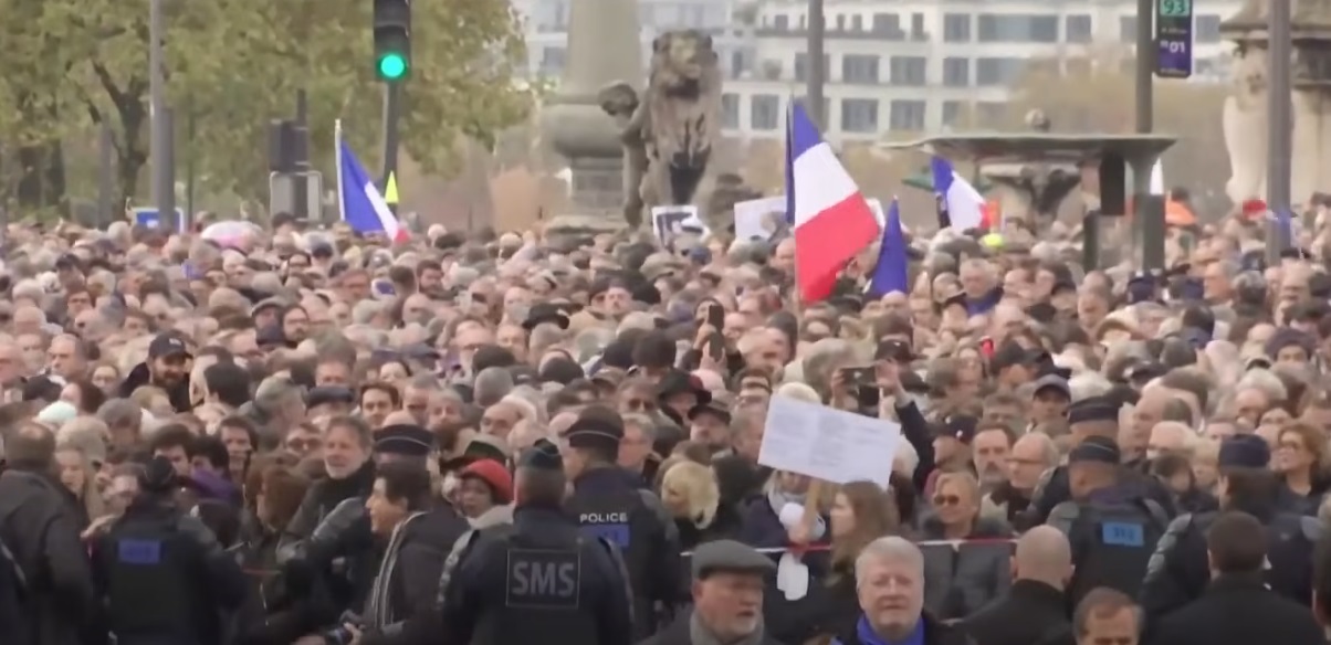 Čak 200.000 Francuza ustalo protiv napada na Židove, pokretu pristupila i Marine Le Pen!