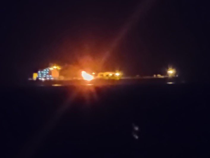 Tanker krcat naftom pogođen projektilom hutista, zapalio se: ‘Vojni brodovi pozvani su u pomoć‘