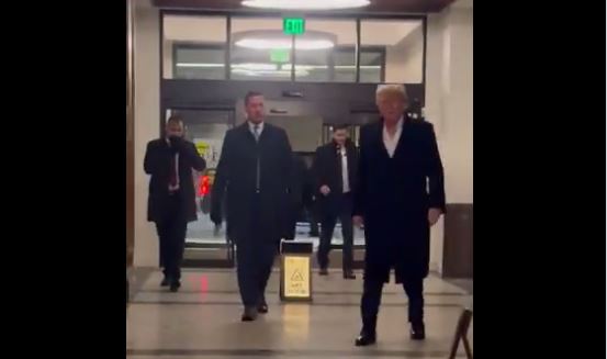 Procurio video Trumpa u zabrinjavajućem izdanju, politički protivnici likuju: ‘A ovo nije zlostavljanje starijih osoba?‘