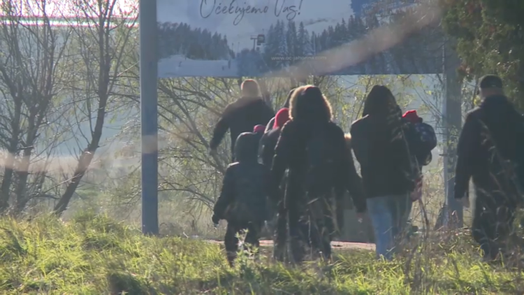 Guardian: Srbijanska policija skinula migrante u donje rublje i po mraku ih potjerala u Sjevernu Makedoniju