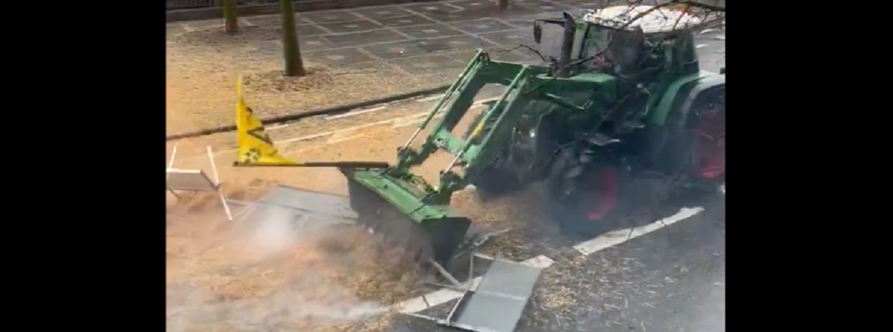 VIDEO Poljoprivrednici pale gume u Bruxellesu, policija na njih krenula vodenim topovima, traktori probijaju barikade