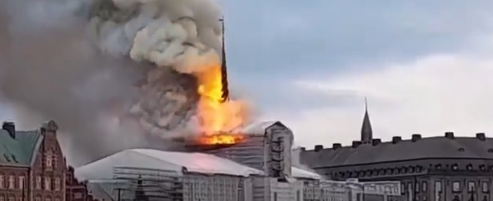 VIDEO Požar zahvatio simbol Kopenhagena: Ovo je katastrofa, izgorio je naš Notre-Dame