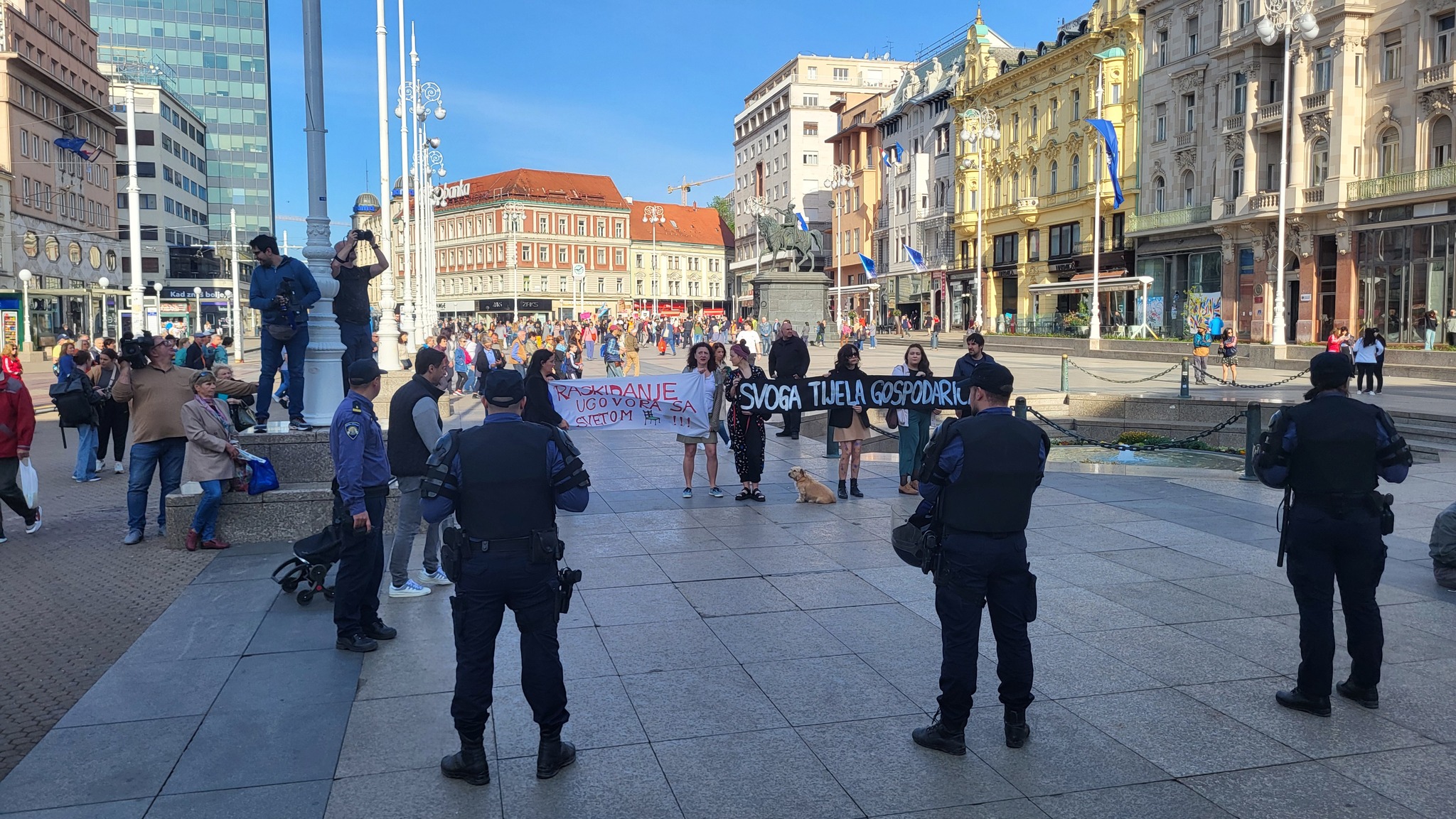 VIDEO, FOTO Incident na Trgu bana Jelačića: Prosvjednik protiv molitelja pljunuo Pernara
