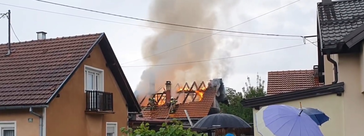VIDEO Nevrijeme pogodilo Karlovac. Grom udario kuću i izazvao požar i eksplozije. Teško ozlijeđen vatrogasac