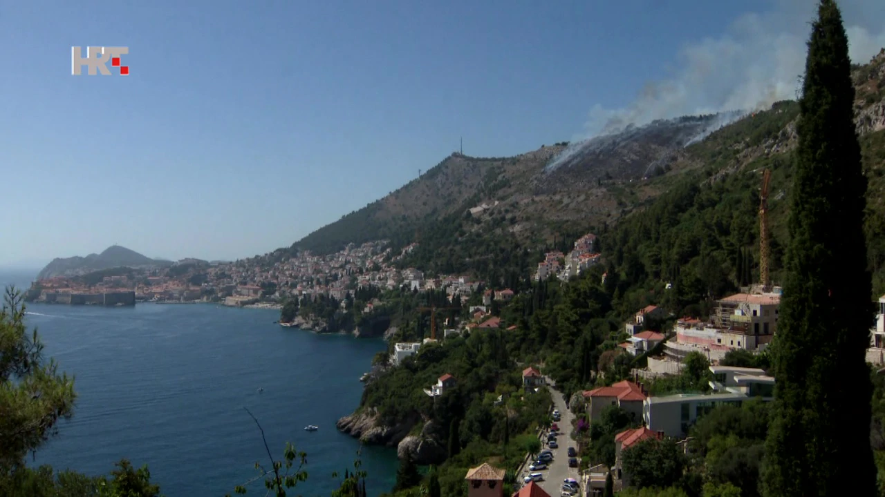 Veliki požar na brdu Srđ iznad Dubrovnika, stigli kanaderi, sve je do večeri ugašeno