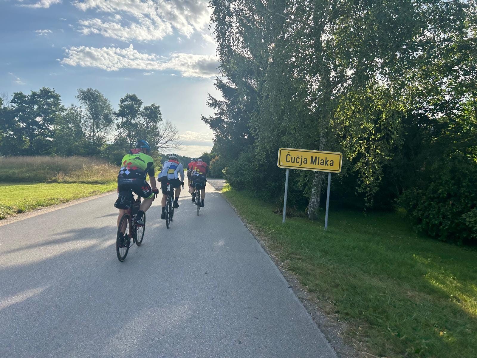 FOTO Drama u Vojniću: Napao nas je čovjek koji mrzi Hrvate, gazio je biciklistkinju i vukao je automobilom