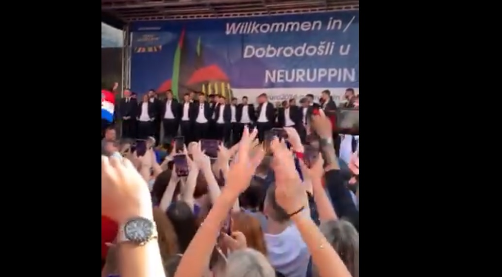 VIDEO Vatreni dočekani u Neuruppinu: Potpuna ludnica je počela, navijači skandirali Modriću
