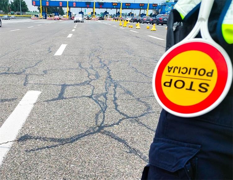 Zaustavljen tvrdo pijani vozač (45), nikad nije položio vozački, auto neregistriran, a kažnjen je i suvozač