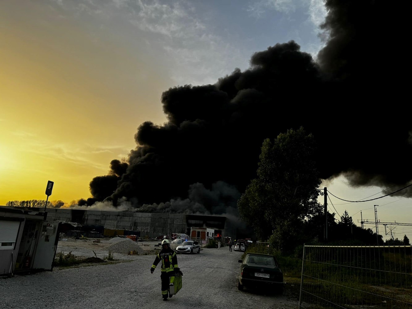 FOTO, VIDEO Ogroman požar plastike u Zaprešiću: Zatvorite vrata i prozore, gdje god osjetite dim!