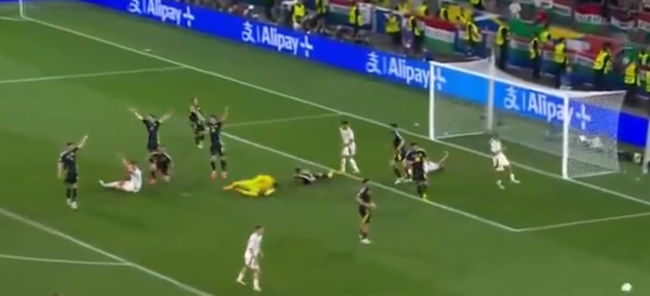 VIDEO Napadač Mađarske nakon sudara ostao nepomično ležati na terenu, cijeli stadion zanijemio