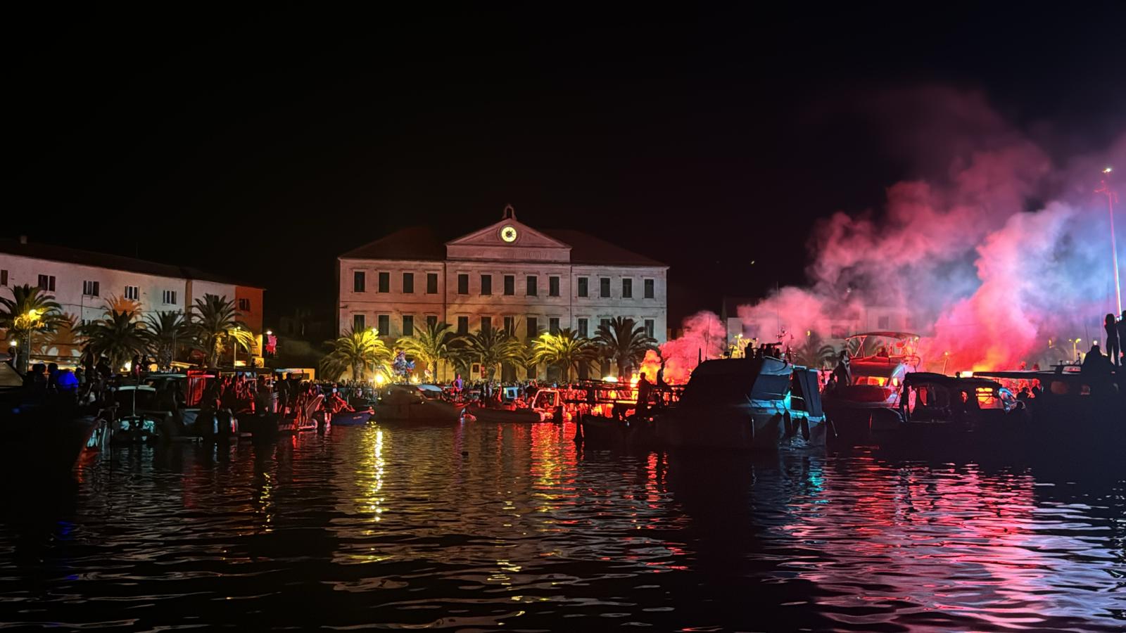 VIDEO, FOTO Trag u beskraju: Luka u rodnom mjestu Olivera Dragojevića prepuna publike