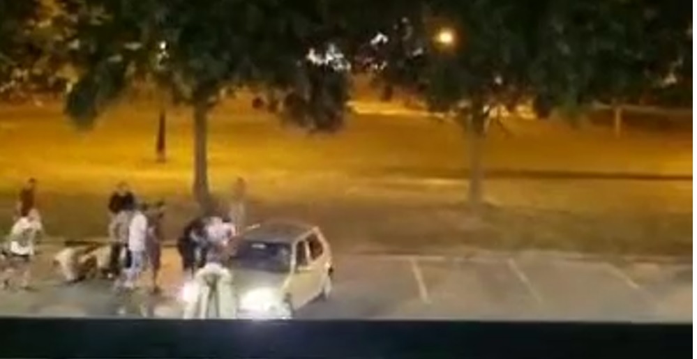 VIDEO Kaos u Bjelovaru: Masovna tučnjava, propucavanje, nalet Golfom na ljude
