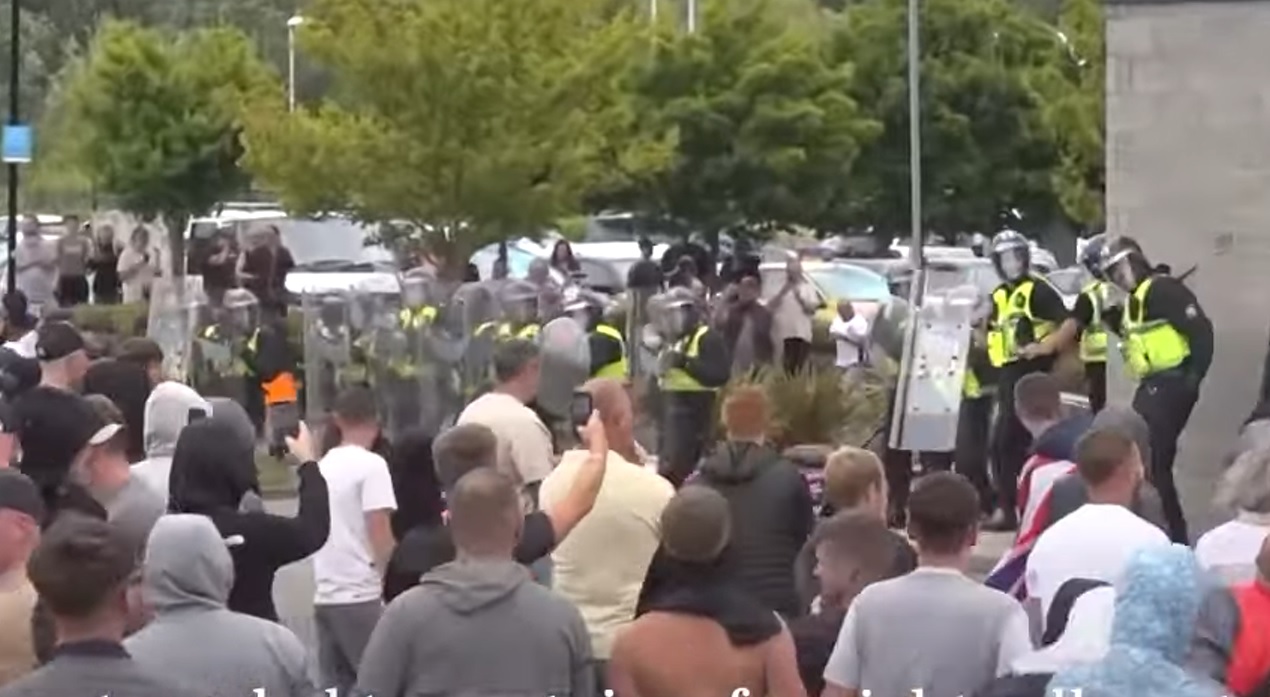 VIDEO Kaos u Engleskoj, prosvjednici upali u hotel za azilante: Došlo je do sukoba sa specijalcima