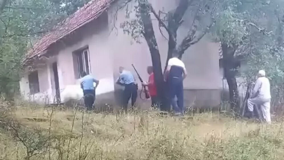 VIDEO Opsadno stanje u BiH: Policija likvidirala napadača u selu Zovi Do