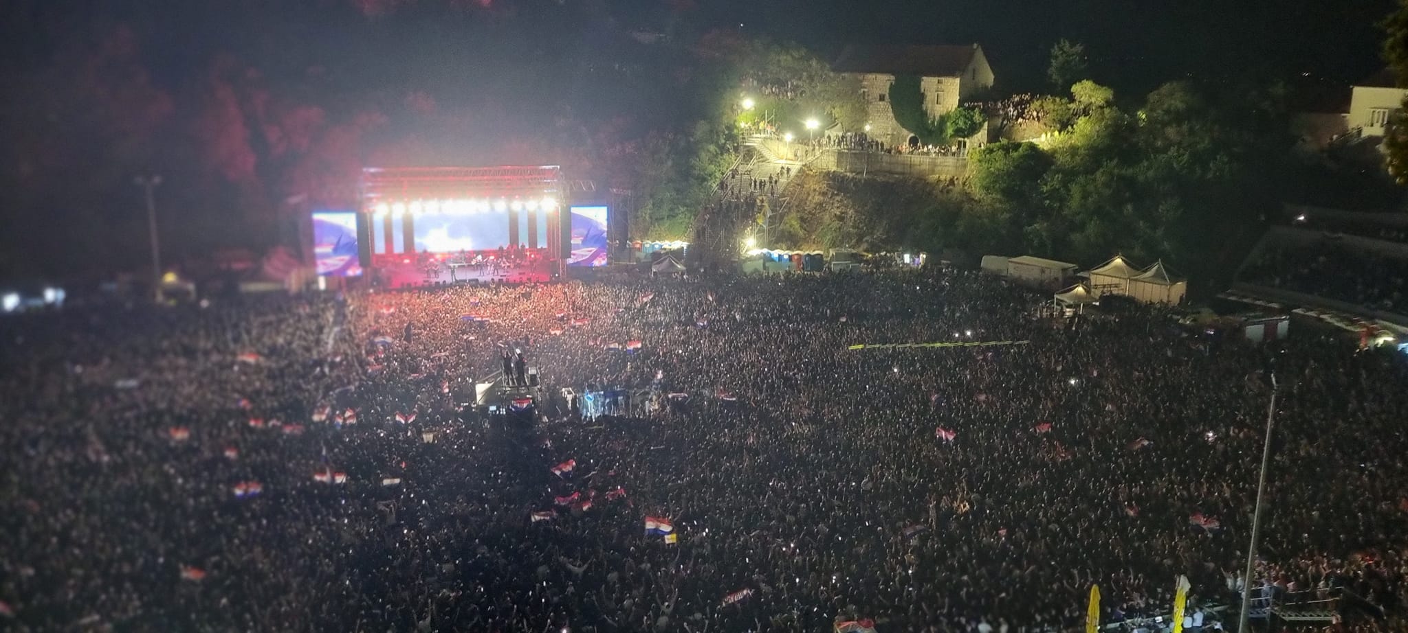 VIDEO Pogledajte ludnicu na samostalnom Thompsonovom koncertu u Imotskom: Sve gori