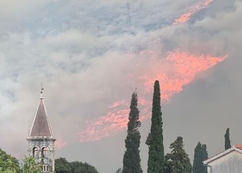 VIDEO, FOTO Drama u Žrnovnici, požar se širi i prema Podstrani! Zapovjednik: Spašavamo kuću po kuću, čuvajte djecu…!