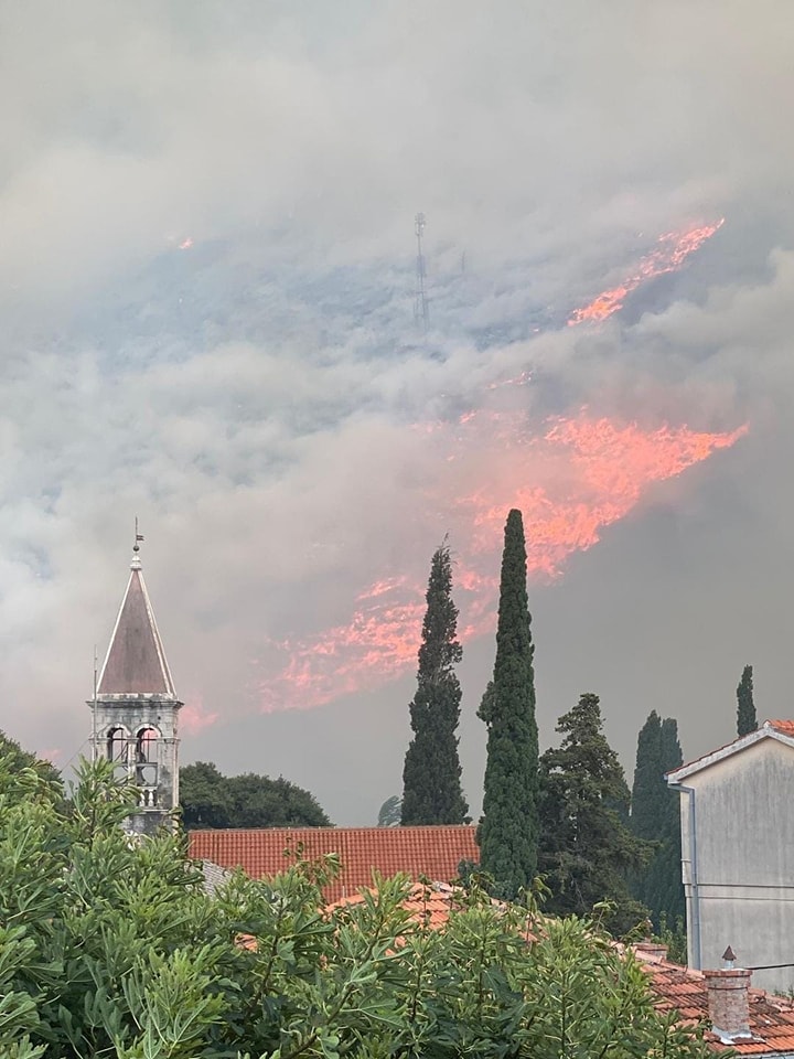 VIDEO, FOTO Drama u Žrnovnici, požar se širi i prema Podstrani! Zapovjednik: Spašavamo kuću po kuću, čuvajte djecu…!