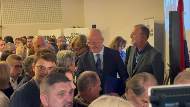 FOTO, VIDEO Radić: Dragi Bog ne daje nam pravo na odustajanje i odlazak pognutih glava – s rukama na leđima…