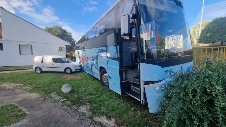 Drama sa školskim autobusom: Iskrcao djecu, a onda uletio u dvorište dječjeg vrtića i oštetio nekoliko vozila