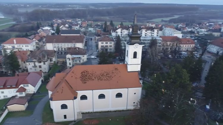 Petrinja: Pravoslavni objekti se obnavljaju, katolički na čekanju. Ali, unatoč obnovi – smeta hrvatska zastava