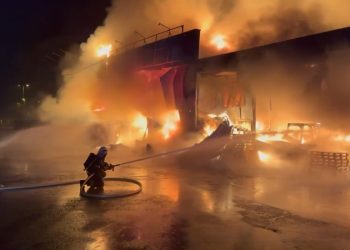 VIDEO Veliki požar skladišta u Osijeku, u jednoj od eksplozija odbačena dva vatrogasca
