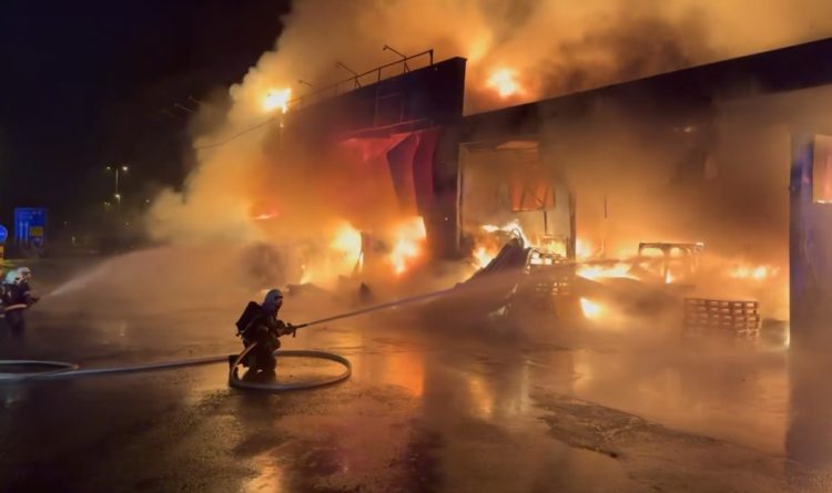 VIDEO Veliki požar skladišta u Osijeku, u jednoj od eksplozija odbačena dva vatrogasca