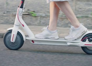 Na električnom romobilu pretjecao policijski auto, bez zaštitne kacige, a pri tome je koristio slušalice