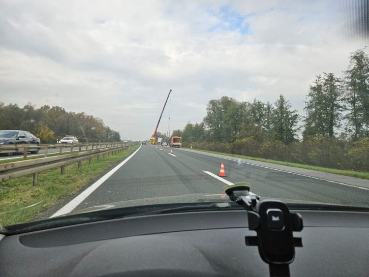 FOTO Srbijanski šleper izletio s A3 kod Novoselca nakon sudara s kombijem