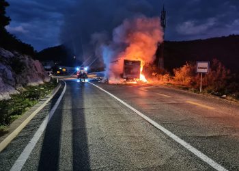 VIDEO, FOTO Potpuno izgorio kamion: Planulo je u momentu