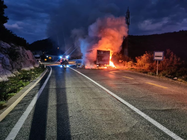 VIDEO, FOTO Potpuno izgorio kamion: Planulo je u momentu