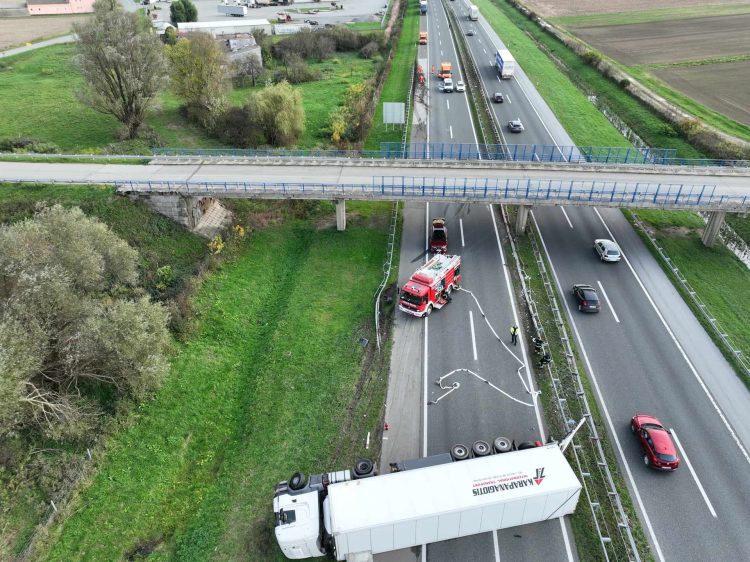 FOTO Na A3 se prevrnuo šleper, stvorila se kolona