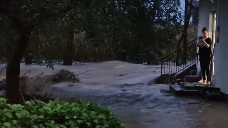 VIDEO Drama u BiH: Poplave i odroni odnijeli nekoliko života, ljudi su zarobljeni u kućama
