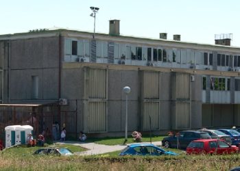 Kaos u sudnici: Skinuo hlače i gaće i htio napasti sutkinju. Spriječile ga lisice na nogama