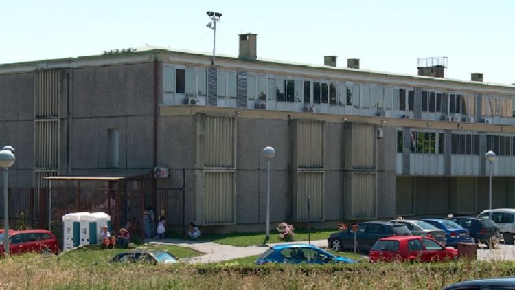 Kaos u sudnici: Skinuo hlače i gaće i htio napasti sutkinju. Spriječile ga lisice na nogama