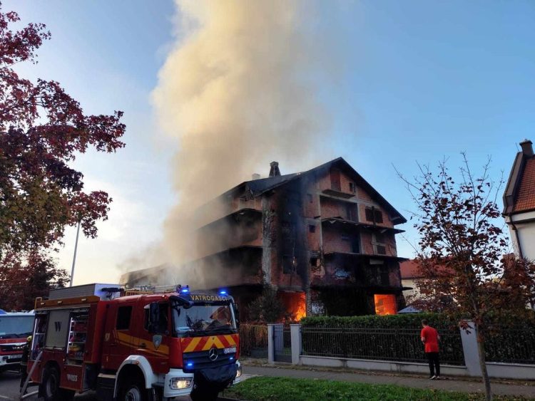 Požar u Sesvetama, vatra zahvatila i obližnju kuću