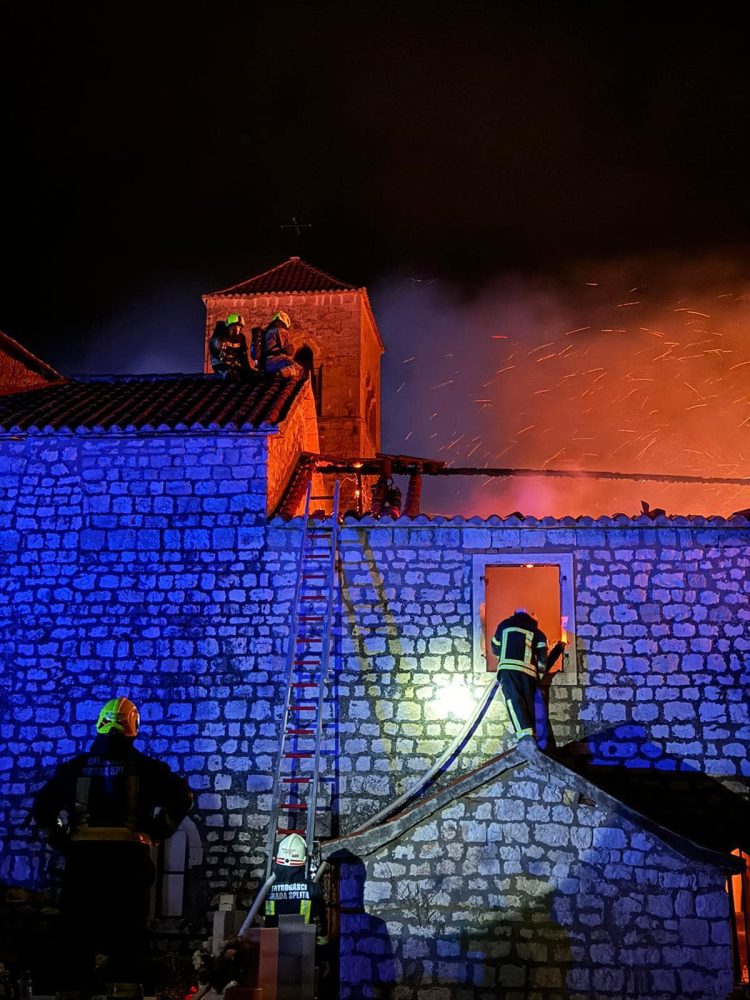 FOTO U požaru izgorio samostan u Arbaniji: U nekoliko sati nestala je baština iz 15. stoljeća