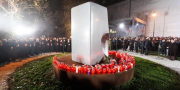 Molitva i svijeće u dvorištu vukovarske bolnice; Stigao velik broj ljudi iz Hrvatske i inozemstva