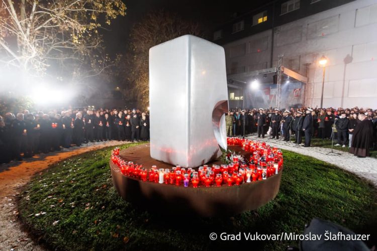 Molitva i svijeće u dvorištu vukovarske bolnice; Stigao velik broj ljudi iz Hrvatske i inozemstva