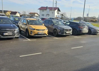 U Hrvatskoj je i u subotu zamjetan pad prodaje. Zato su u slovenskim Brežicama parkirališta trgovačkih centara puna hrvatskih automobila