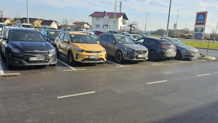 U Hrvatskoj je i u subotu zamjetan pad prodaje. Zato su u slovenskim Brežicama parkirališta trgovačkih centara puna hrvatskih automobila