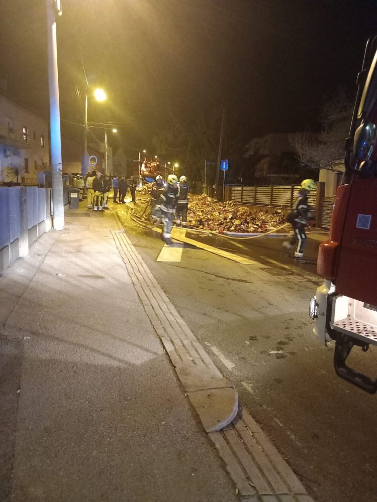 VIDEO, FOTO Kakvo rješenje: Zapalio se kamion Čistoće. Radnici sadržaj u plamenu izbacili na ulicu između kuća