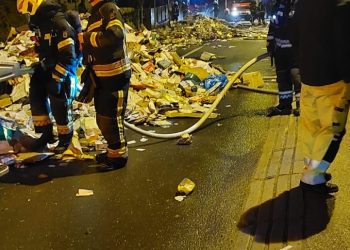 VIDEO, FOTO Kakvo rješenje: Zapalio se kamion Čistoće. Radnici sadržaj u plamenu izbacili na ulicu između kuća