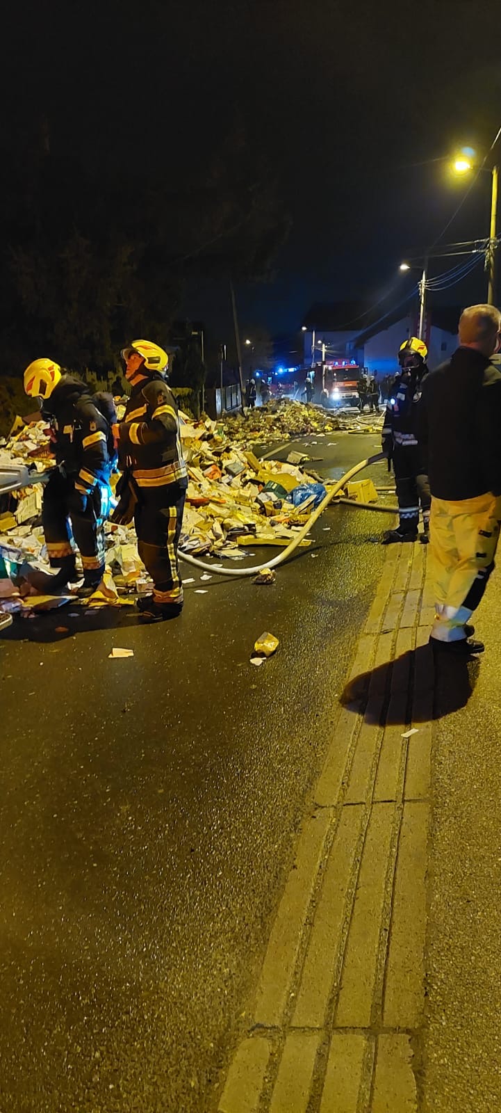 VIDEO, FOTO Kakvo rješenje: Zapalio se kamion Čistoće. Radnici sadržaj u plamenu izbacili na ulicu između kuća