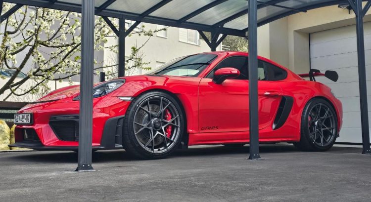 Kupio Porsche za više od 220 tisuća eura s greškom koja može ubiti njega i druge ljude. Zato ga dugo ne vozi a ne daju mu novi niti žele vratiti novac