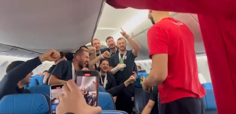 VIDEO Rukometaši slave u zrakoplovu i pjevaju Thompsonov hit