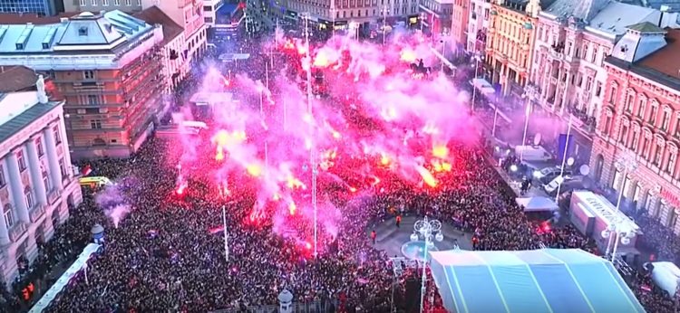 VIDEO/FOTO Srebrne rukometaše dopratili Rafalei. Sigurdsson: Vi ste ludi ljudi; Thompson zapalio Trg bana Jelačića